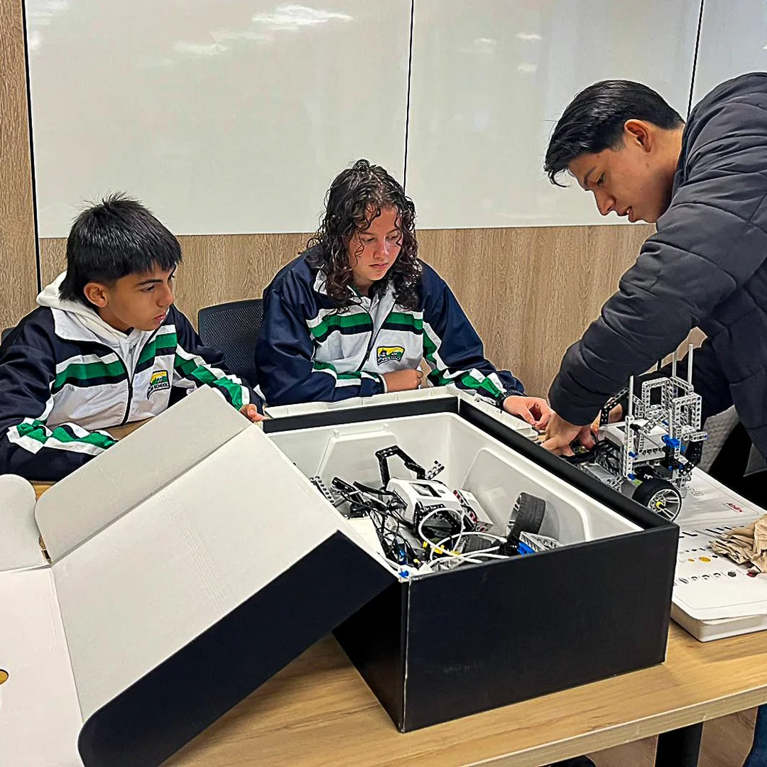 Orgullo del Colegio Himalaya de Fusagasugá por su participación en la competencia WRO